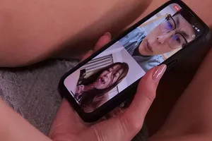 để trả đủa ông chồng vụng trộm, bà xã xoạc với người khác rồi gọi video cho chồng